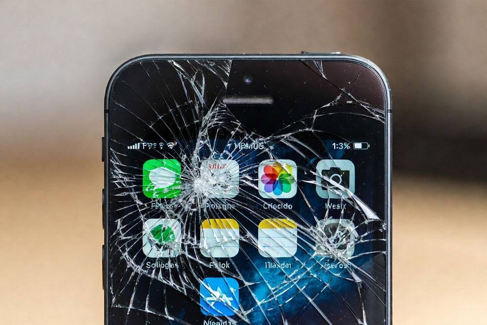 Pękająca szybka i ekran w iPhonie – dlaczego zimą ta usterka zdarza się częściej?